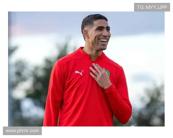 非洲杯揭幕战赛前阿什拉夫向球迷展示非洲足球先生奖杯点燃看台荣耀时刻